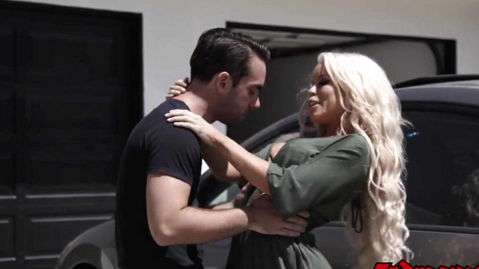 cougar nikki delano natjera supružnika da je vidi