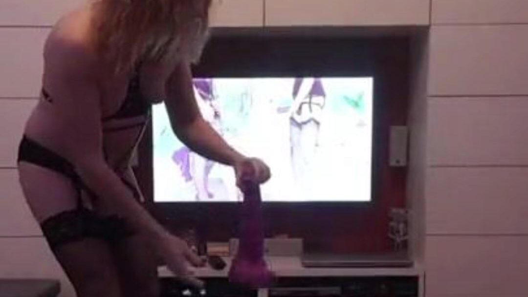 cavalcando un vibratore gigante insondabile nel mio culo grosso gigante enorme strumento di sesso culo cazzo gazoo a-hole non professionale fatto in casa brit uk milf anziani calze di nylon lingerie john thomas fucktoys assolo post op osceno schisi essex angel lisa essex doxy