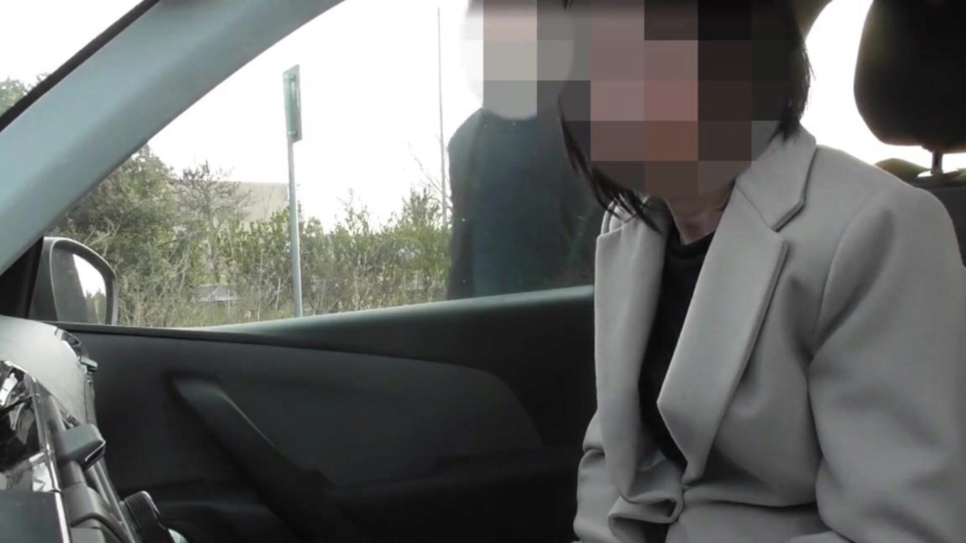inseguendo mia moglie in un parcheggio pubblico e lei si masturba da una telecamera spia che insegue la mia troia mogliettina in un parcheggio pubblico e si masturba e succhia una telecamera nascosta dopo il lavoro rischia di essere scoperta - misscreamy