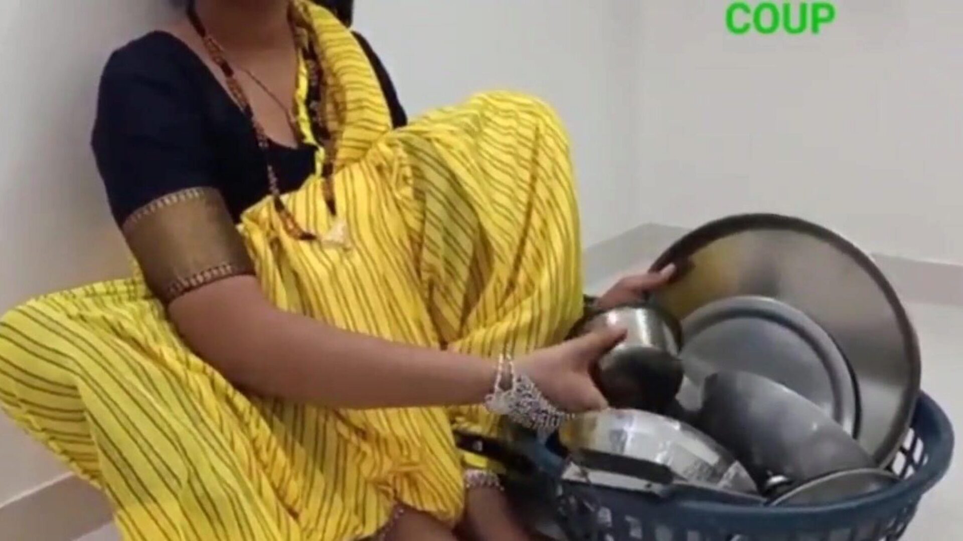 Bartan lelo bahut Shasta mal hai Ek plet kitane me bhabhi ji