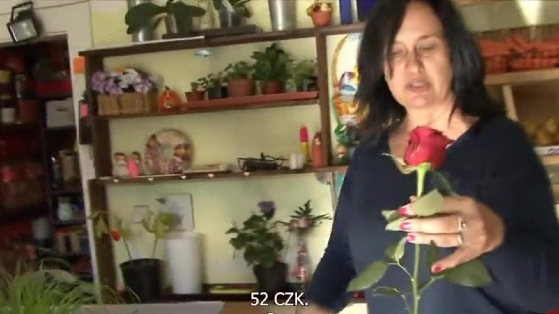 I wobblers di taglia f più anziani ricevono avvitati nel negozio di fiori
