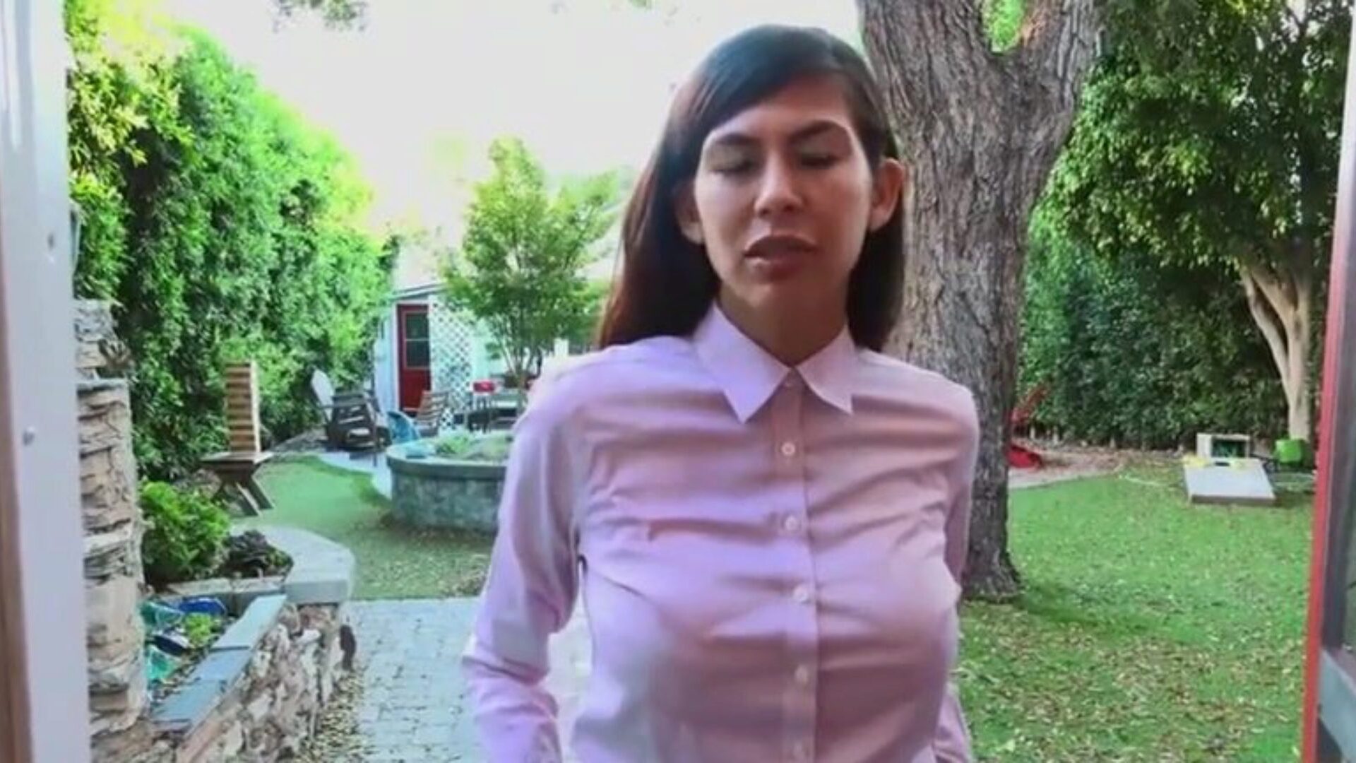 la ragazza della fabbrica di butterface finisce per farsi trapanare da un agente immobiliare una lasciva latina si presenta alla porta di questo tizio e gli chiede di firmare smth ha bisogno del suo caratteristico coz di ... ragioni della trama. comunque, per riceverlo per firmare quella merda lei è disposta a scoparlo, è tutto ciò che devi sapere. la latina in questione ha un fisico davvero sexy ma il suo viso non è all'altezza del solito quelle grandi orecchie che sbattevano distraevano molto! comunque, quella ragazza inizia a togliersi la sua mezza maglietta rosea da brava ragazza intorno alle 03:39. poi la vediamo accarezzare su un letto di fronte a questo tipo prima di succhiare il suo bastone che il miele di latina riceve effettivamente sporco e sorprende sinceramente il ragazzo che non ha aspettato una tale troia da una ragazza che assomiglia a quella. comunque, quel ragazzo poi la copula in una posa alla moda da dietro mentre quella ragazza si lamenta. poi guardiamo la cowgirl e l'atto missionario poi guardiamo il ragazzo che si tira fuori in modo che questa bomba tettona possa masturbarlo. lui soffia un carico su tutto il suo stomaco insulso e questa ragazza sembra brillantemente soddisfatta di ciò. goditi questa scena di un film xxx insaziabile nella sua interezza!