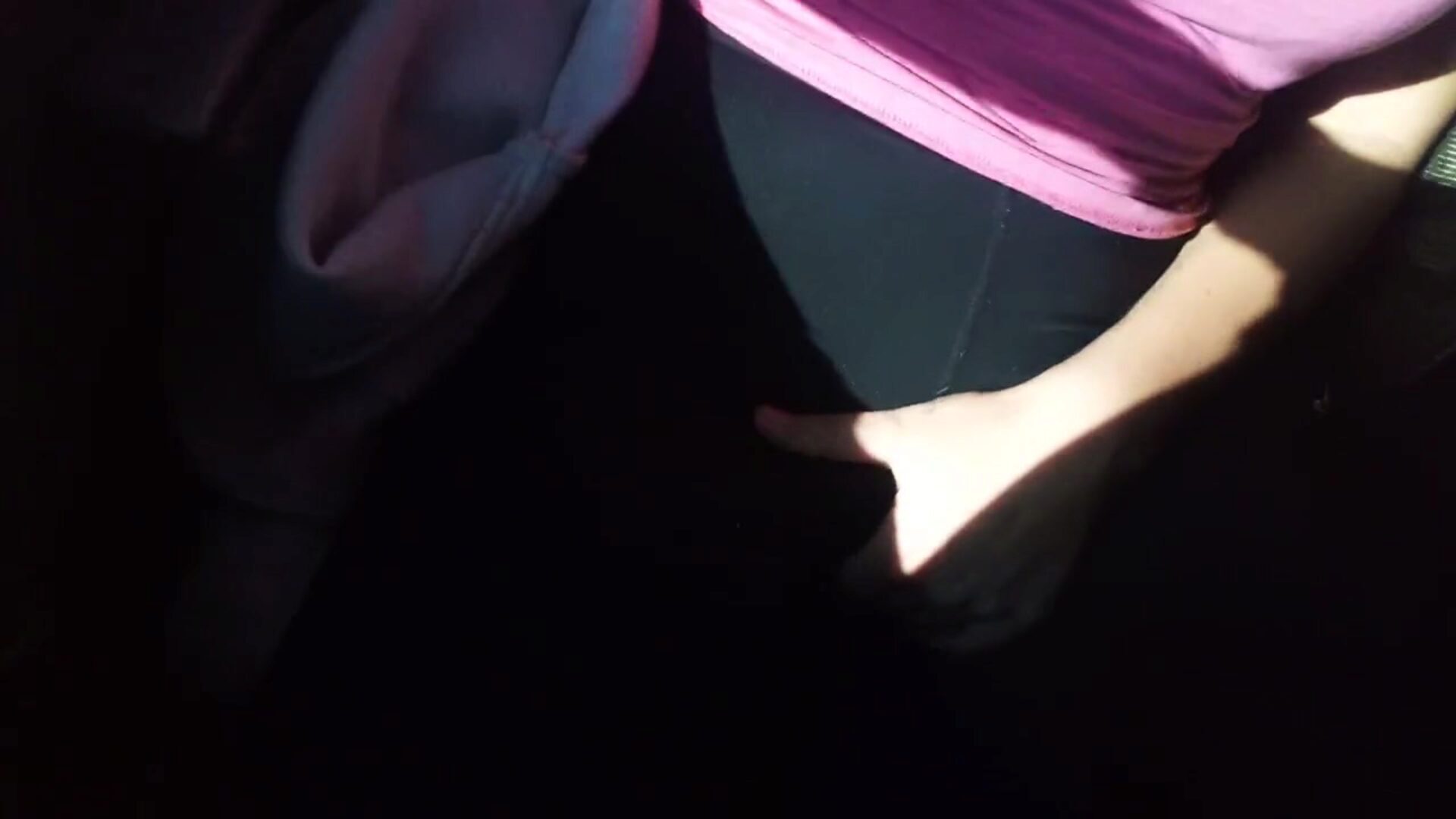 私はバスの中で私の猫を指で捕まえられないように願っています