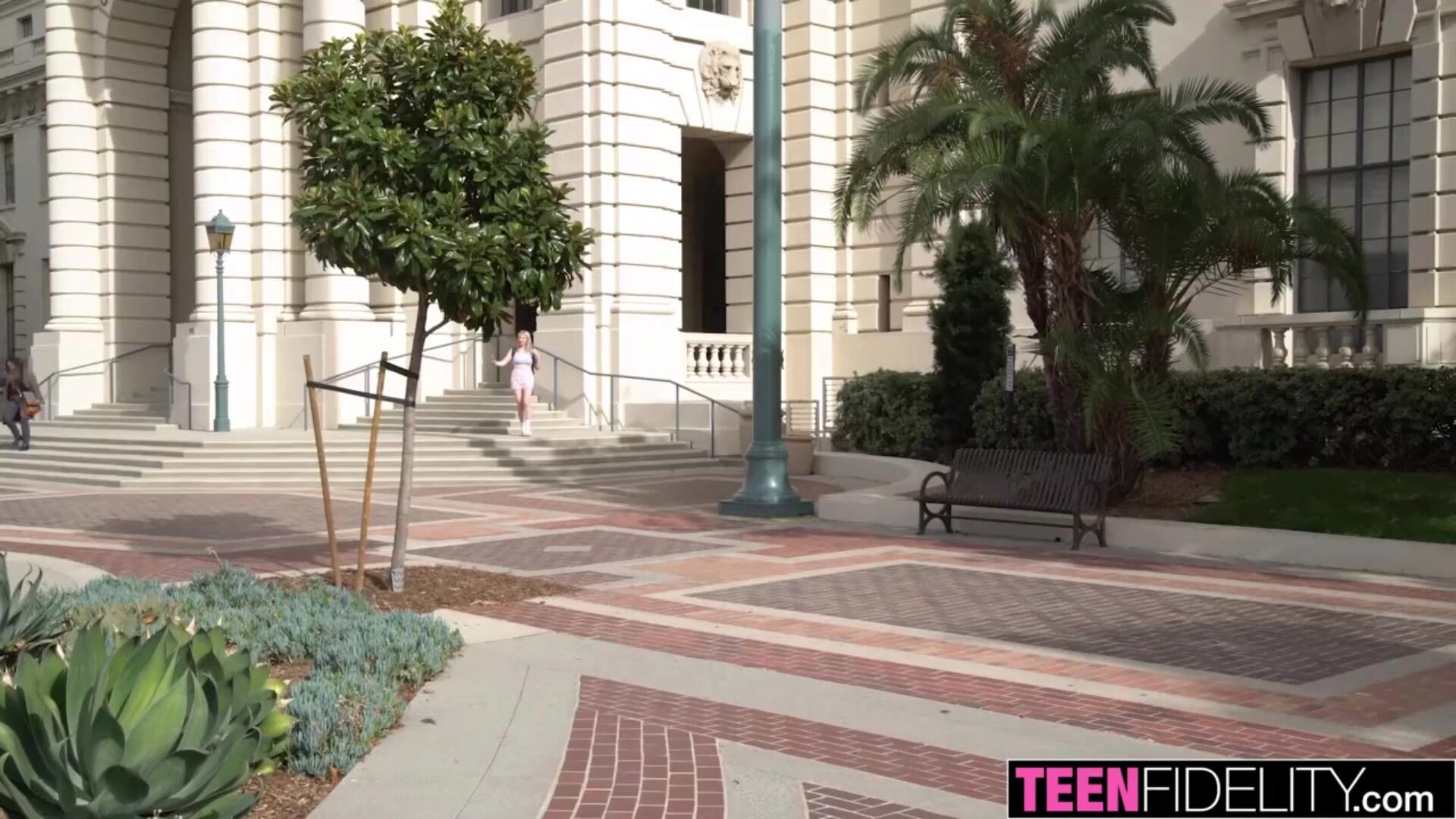 teenfidelity melody mark prende selfie mentre scopa