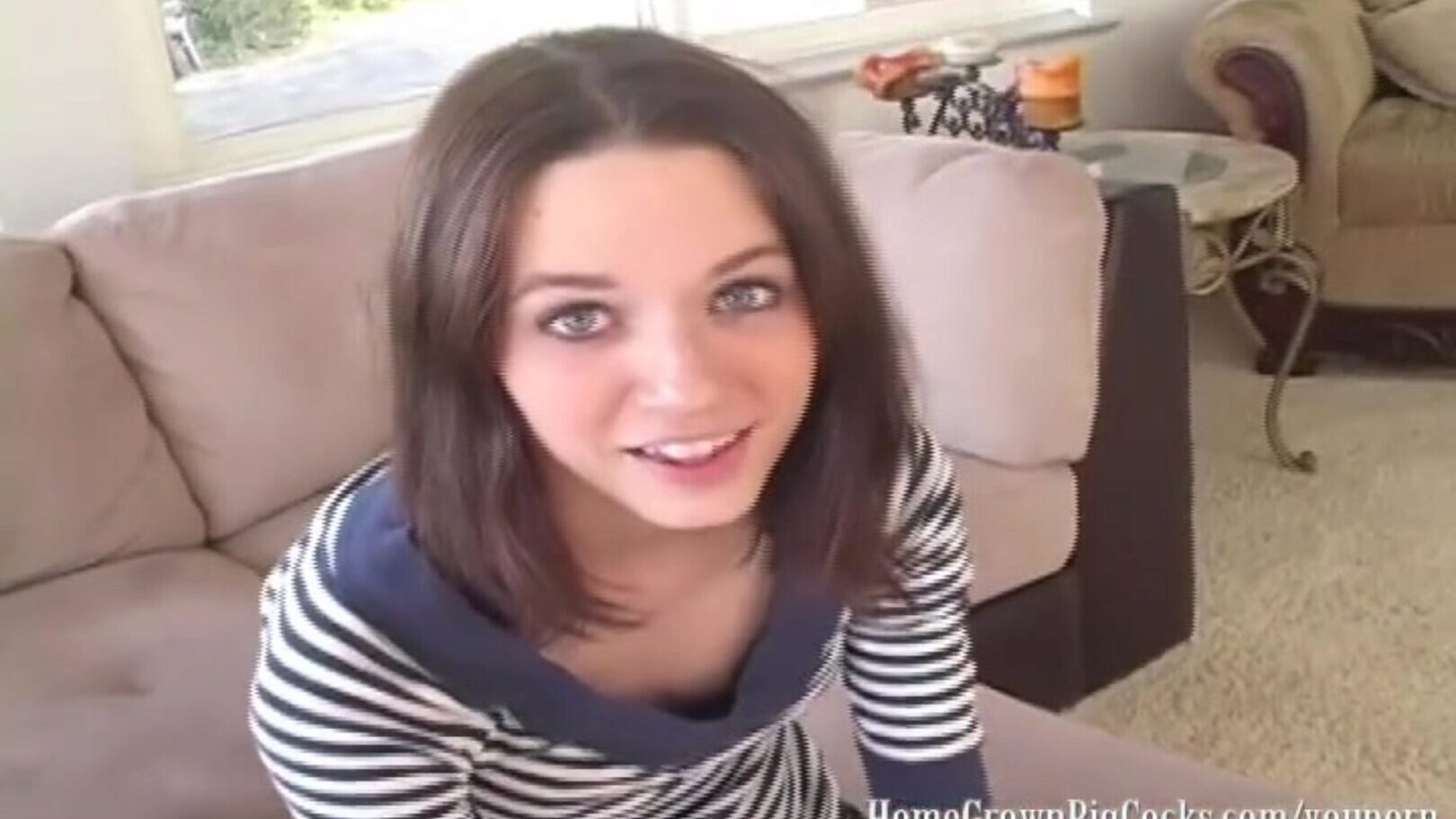 une énorme bite explose sur son visage de grosses bites andrea pensait que ce serait un plaisir de faire un clip sale balançant un gros weenie corpulent mais cette fille ne savait pas que ce serait si gros
