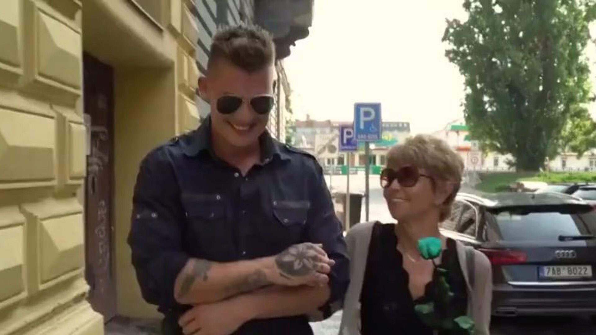ragazzo scopa donna nonna