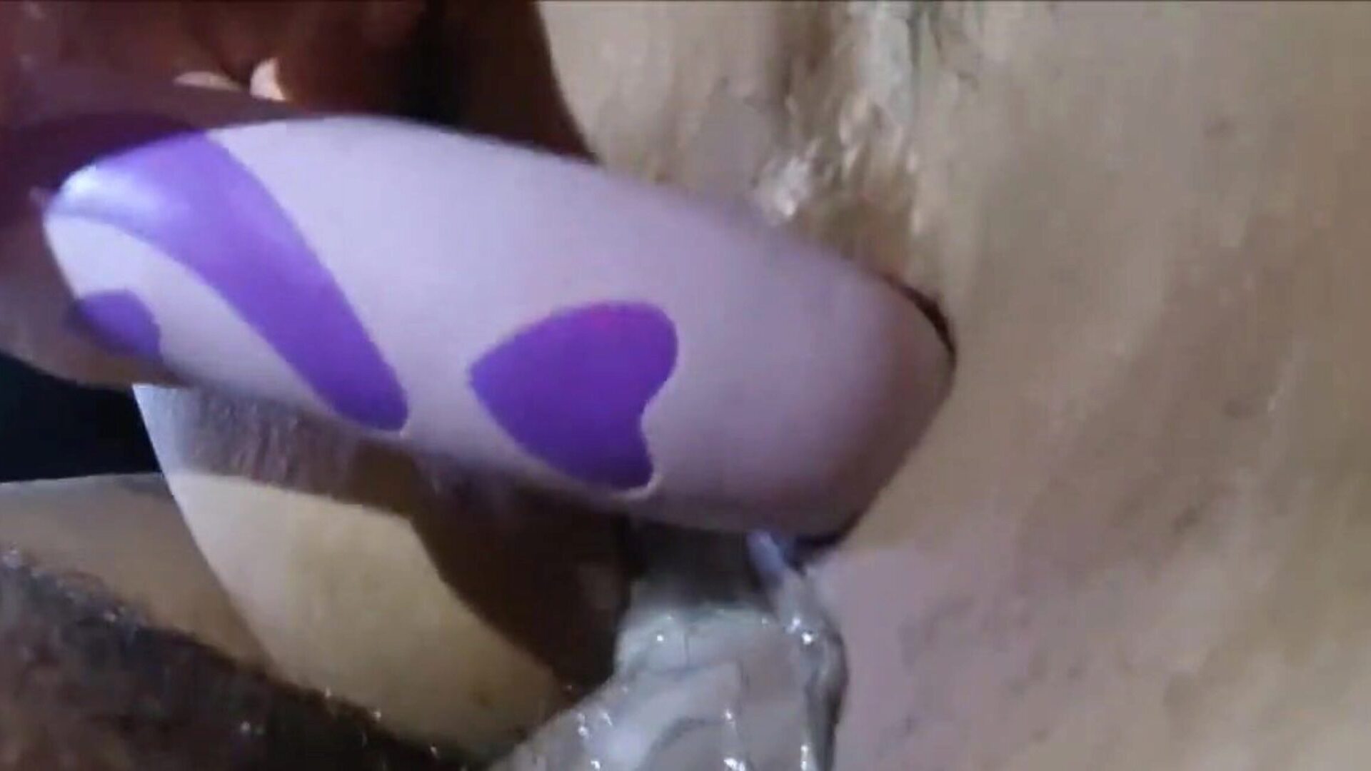tizio arrapato scopa una ragazza adolescente mentre usa un vibratore per farla squirtare questa ragazza impressionante ha una crepa bagnata dall'aspetto affascinante che nessun uomo sulla terra può resistere. lei viene pompata dalla sua verga dura e geme alla grande mentre quel ragazzo usa il suo giocattolo preferito nella sua strappata
