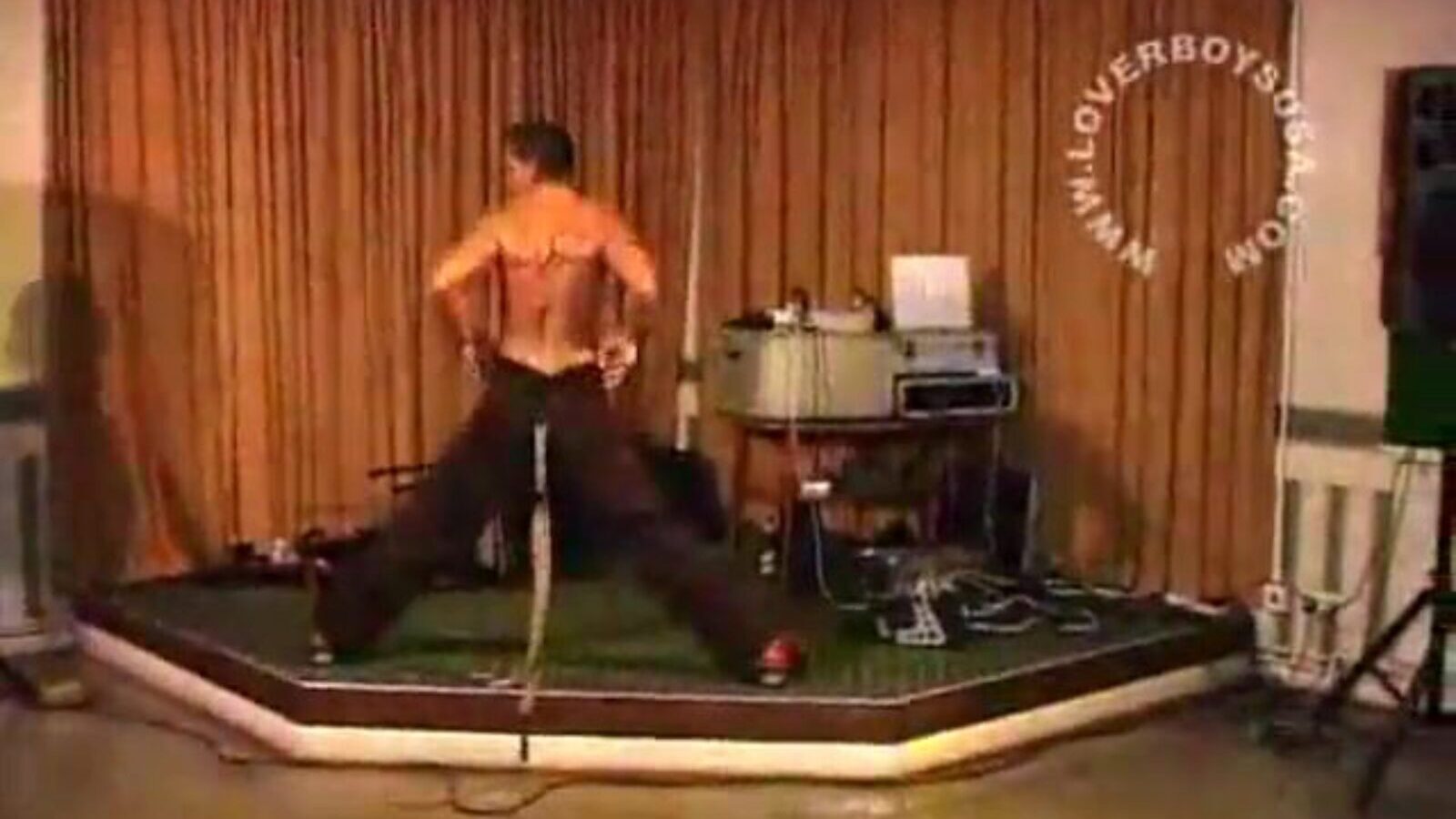 Stripperin zottelt auf der Bühne