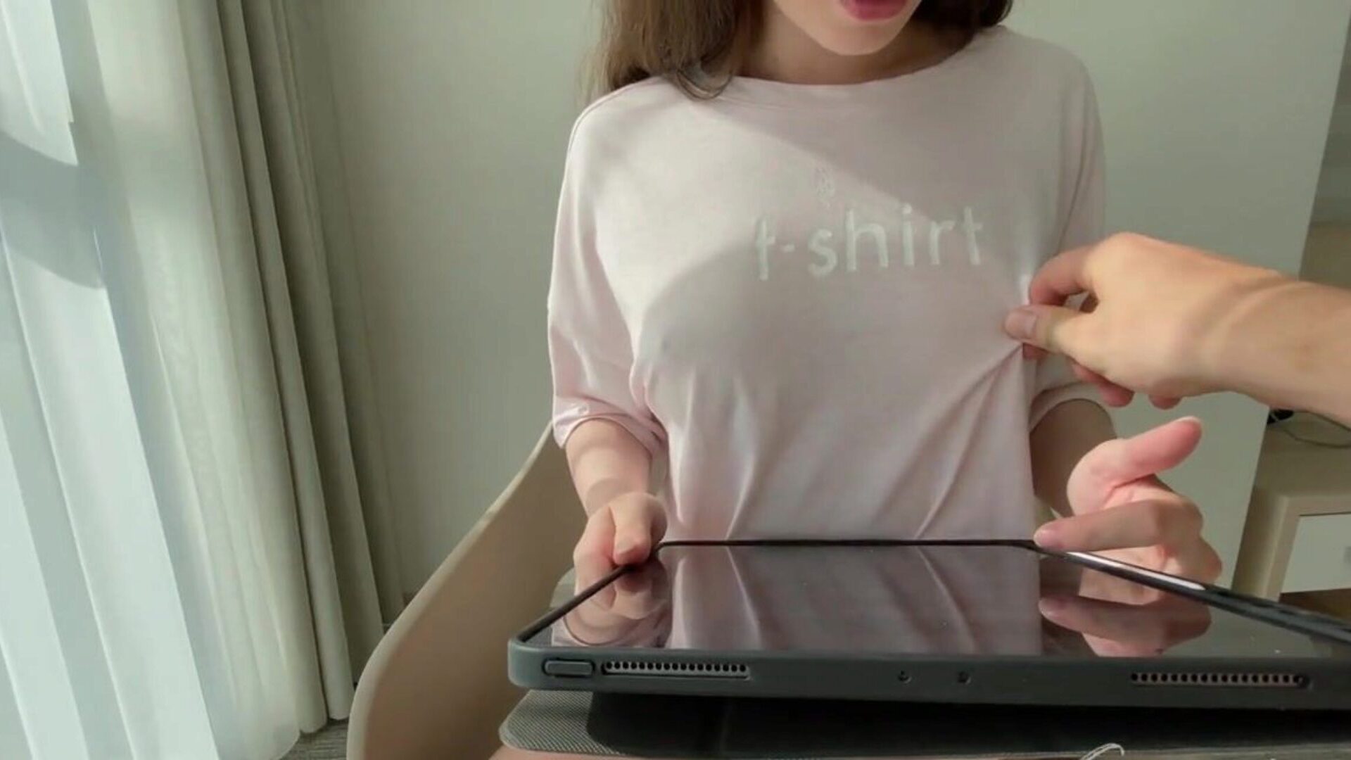 Wow! la ragazza bruna è così sexy. non resisto e le sborro sulle tette. - widow kush