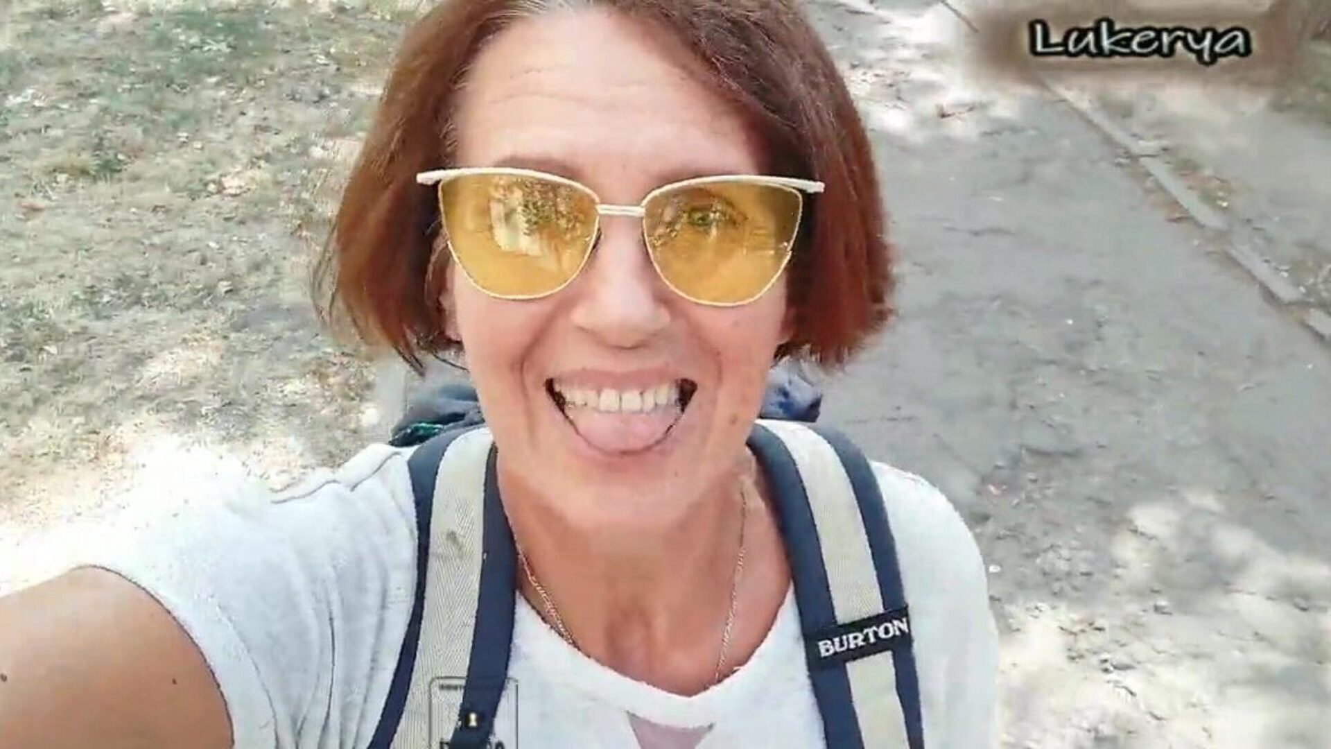 lukerya per una eggiata una eggiata nei boschi di una solitaria casalinga attraente in pizzo verde finisce in una stanza degli ospiti con un discorso in livecam e mostra una figura di falco nudo