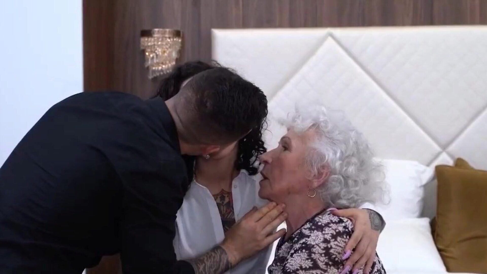 un allegro carosello nella vita di una nonna nipote di 86 anni fa il botto con la nonna di 86 anni e condivide volentieri il suo fidanzato con lei