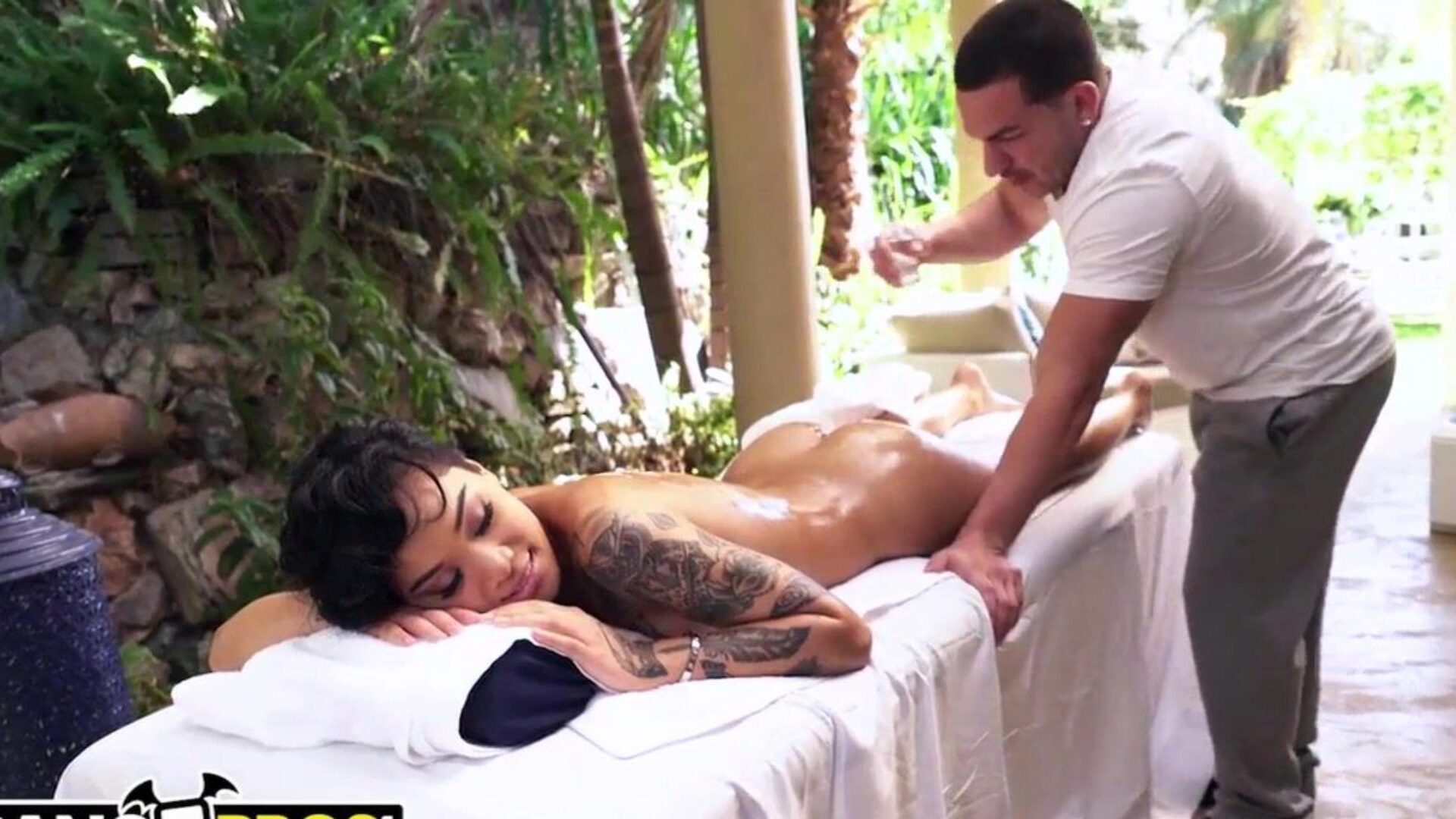 BANGBROS - La black Honey Gold se fait masser avec le côté de la bite