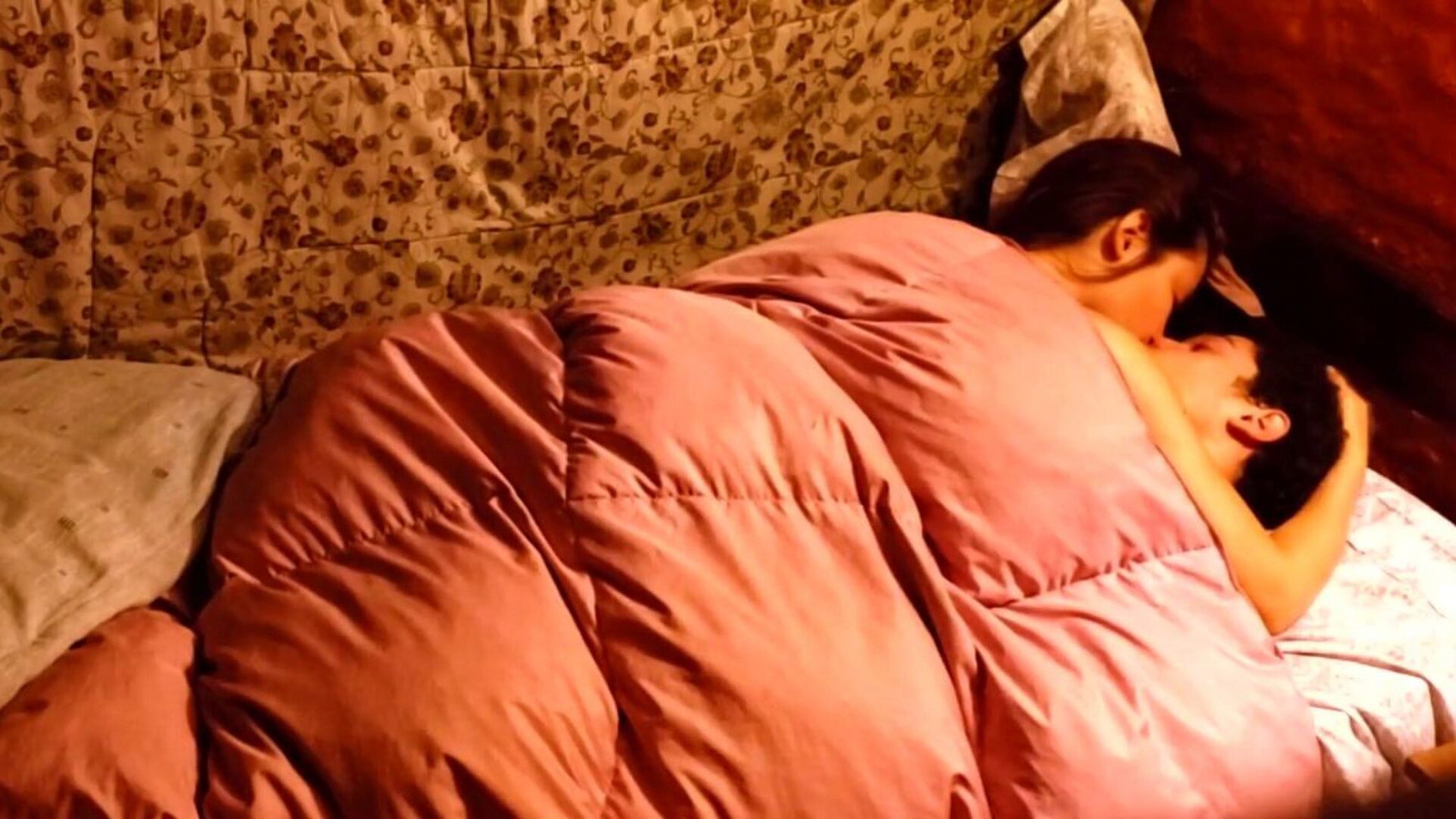 自宅で本物のロマンチックなセックス。私のボーイフレンドはとても暑くて、それは私に来ます