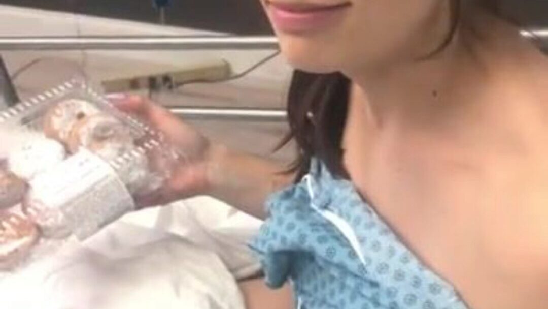 sesso pubblico, masturbazione in ospedale e sborrata con la mano catturati al telefono