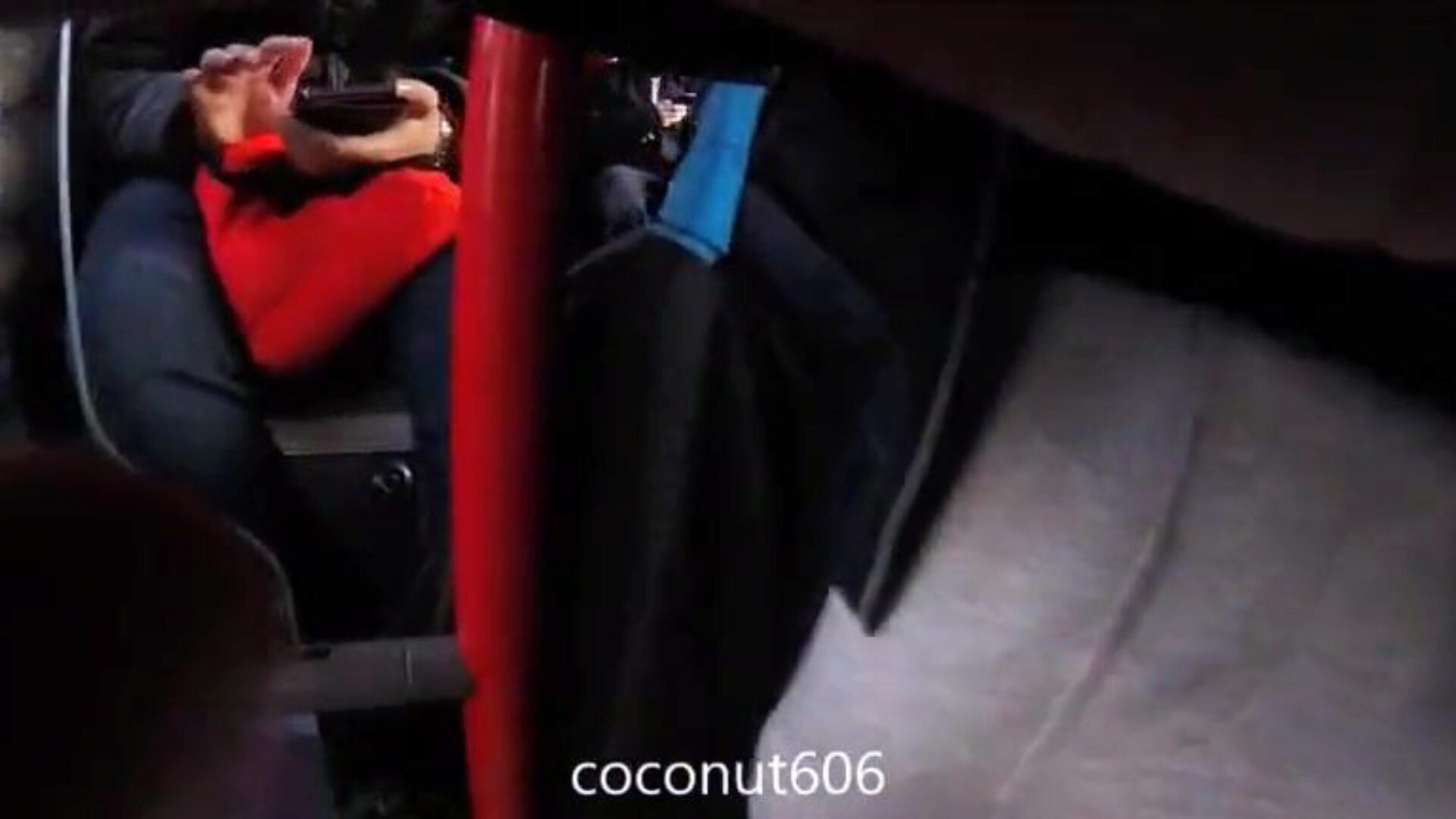 bus, carezze accarezzando in mostra un'affascinante ragazza della scuola