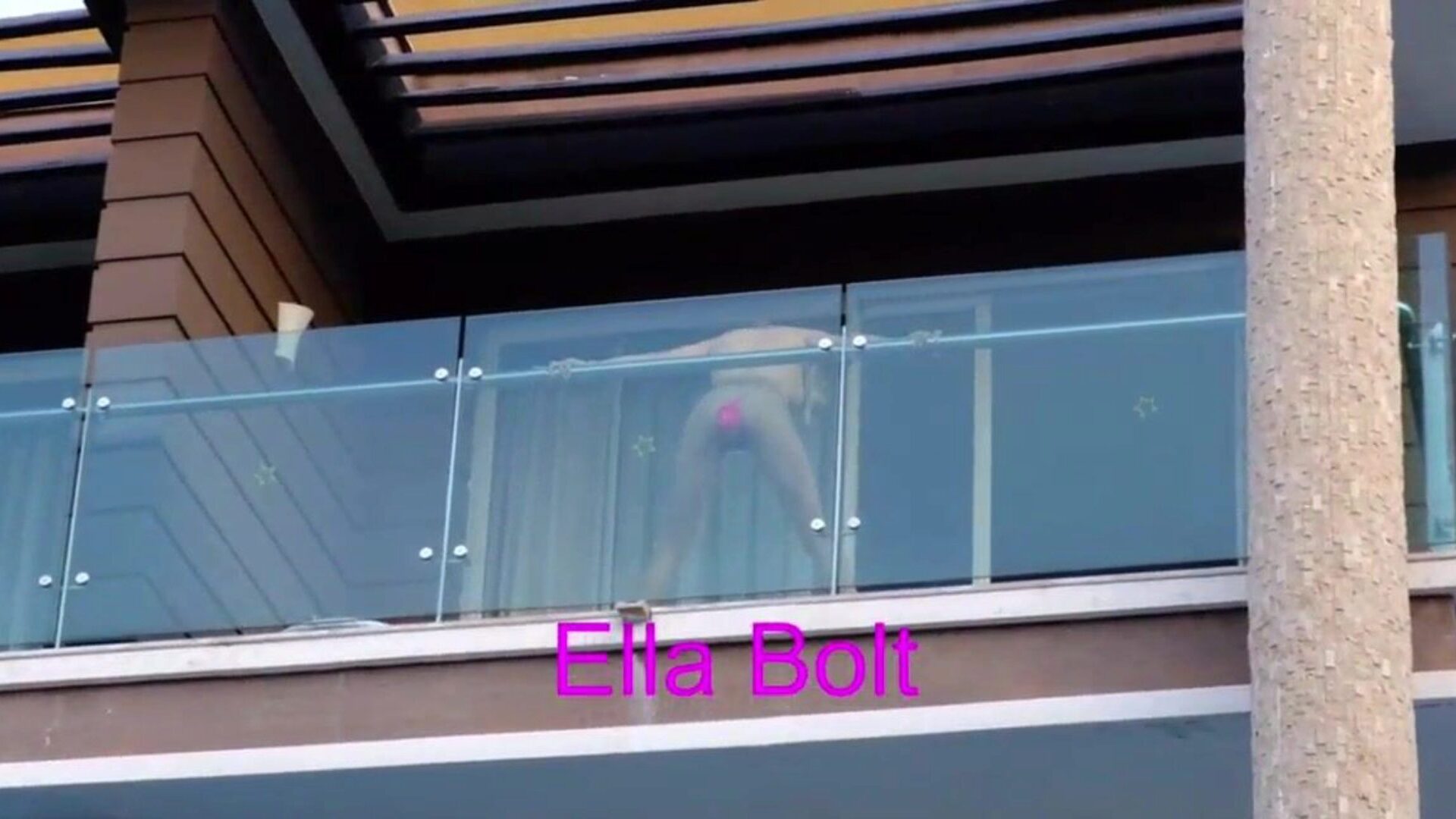 mi ha beccato quando la spio mentre cavalca un grosso dildo e squirta nel balcone ella bolt
