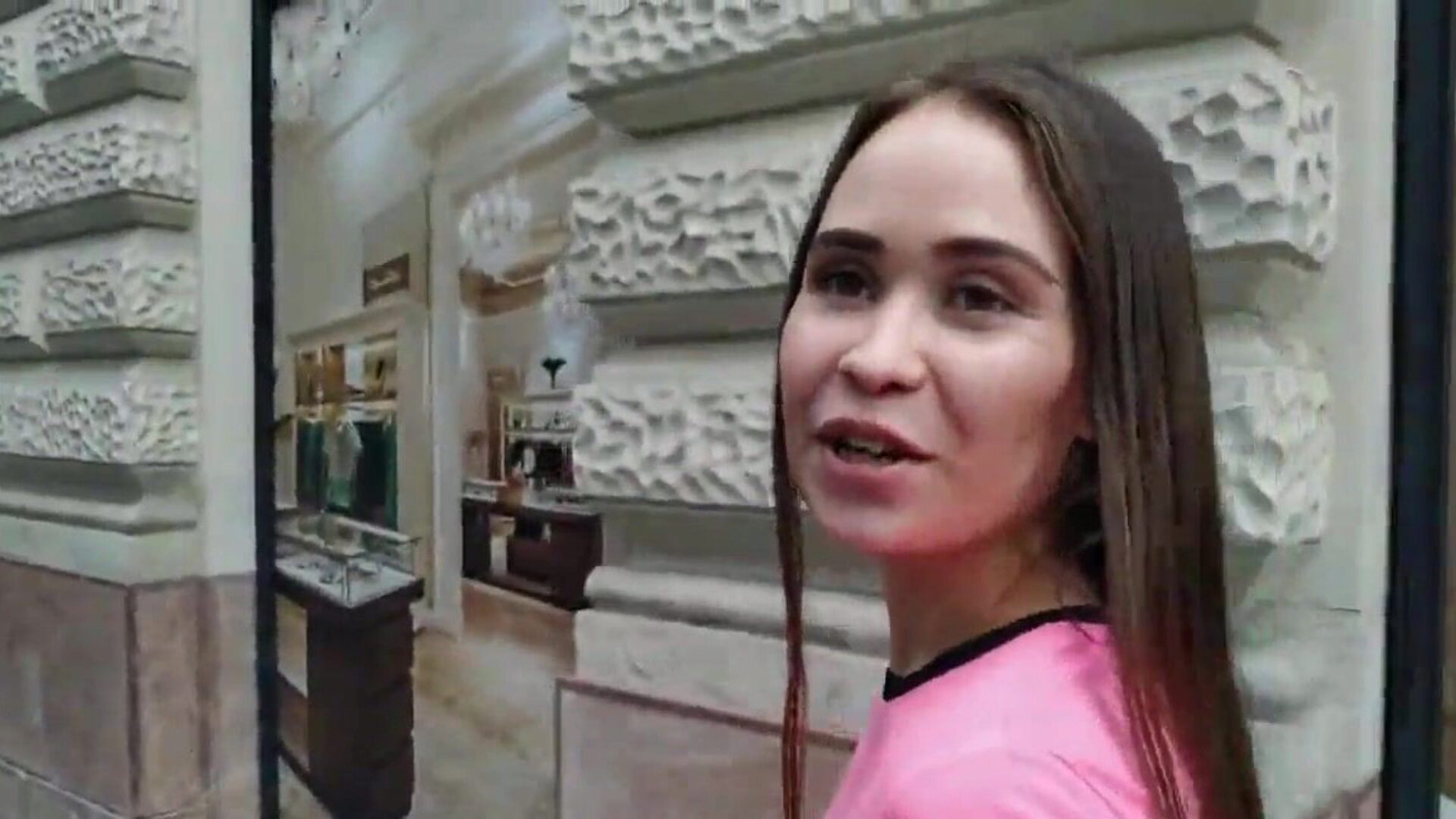 la splendida adolescente in età legale è così eccitata sessualmente che è pronta per un trio sexy con il suo fratellastro e il suo alleato