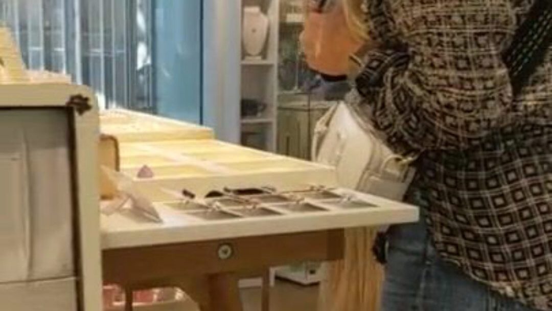 weißer blonder Domme durchbohrter kurzer Nippelpetticoat