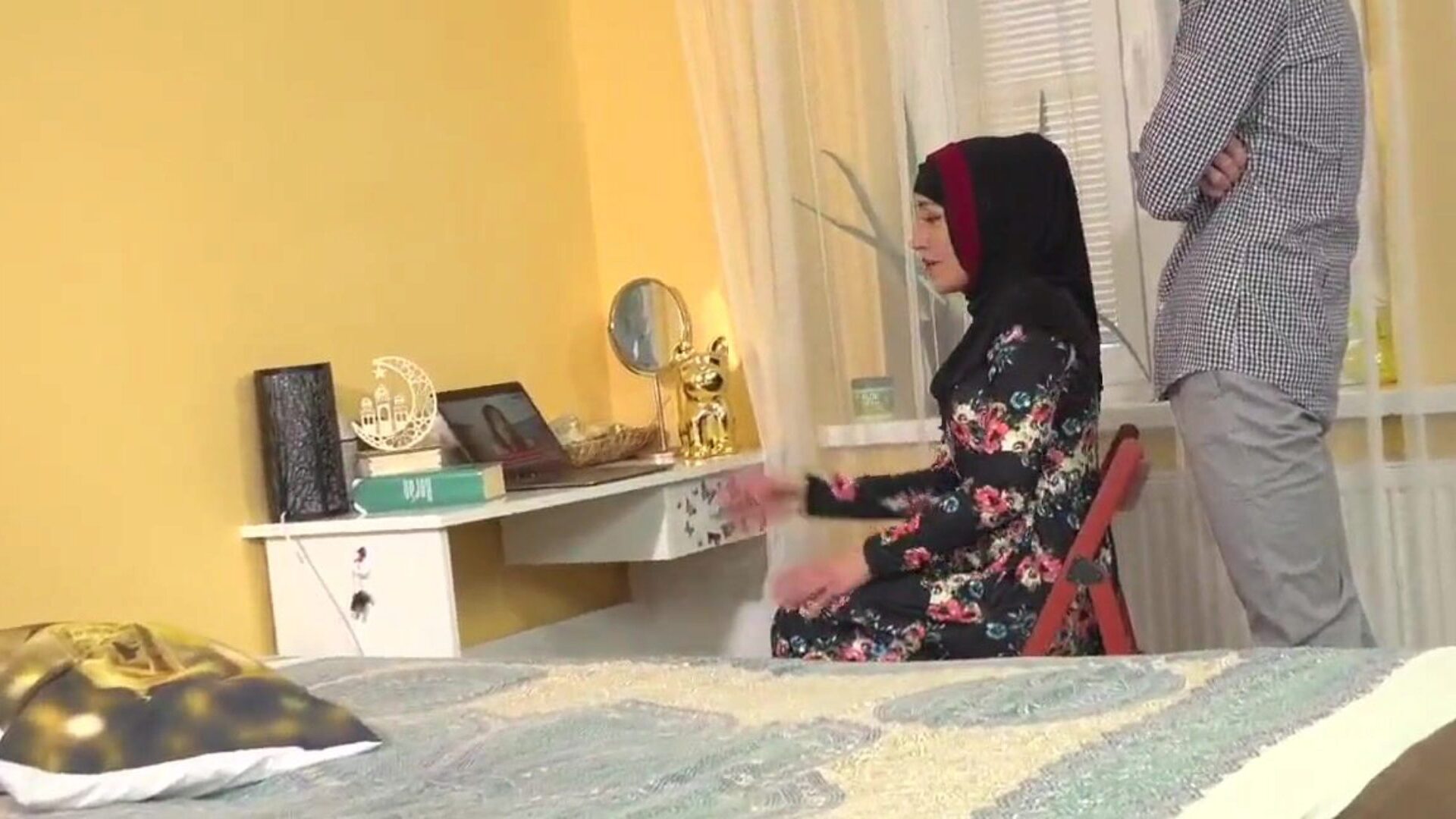 il coniuge arrabbiato ha punito sua moglie il coniuge arrabbiato le ha preso la testa e ha spinto la sua grande manopola rigida in profondità nella sua gola perché quella ragazza non ha preparato il pasto per lui